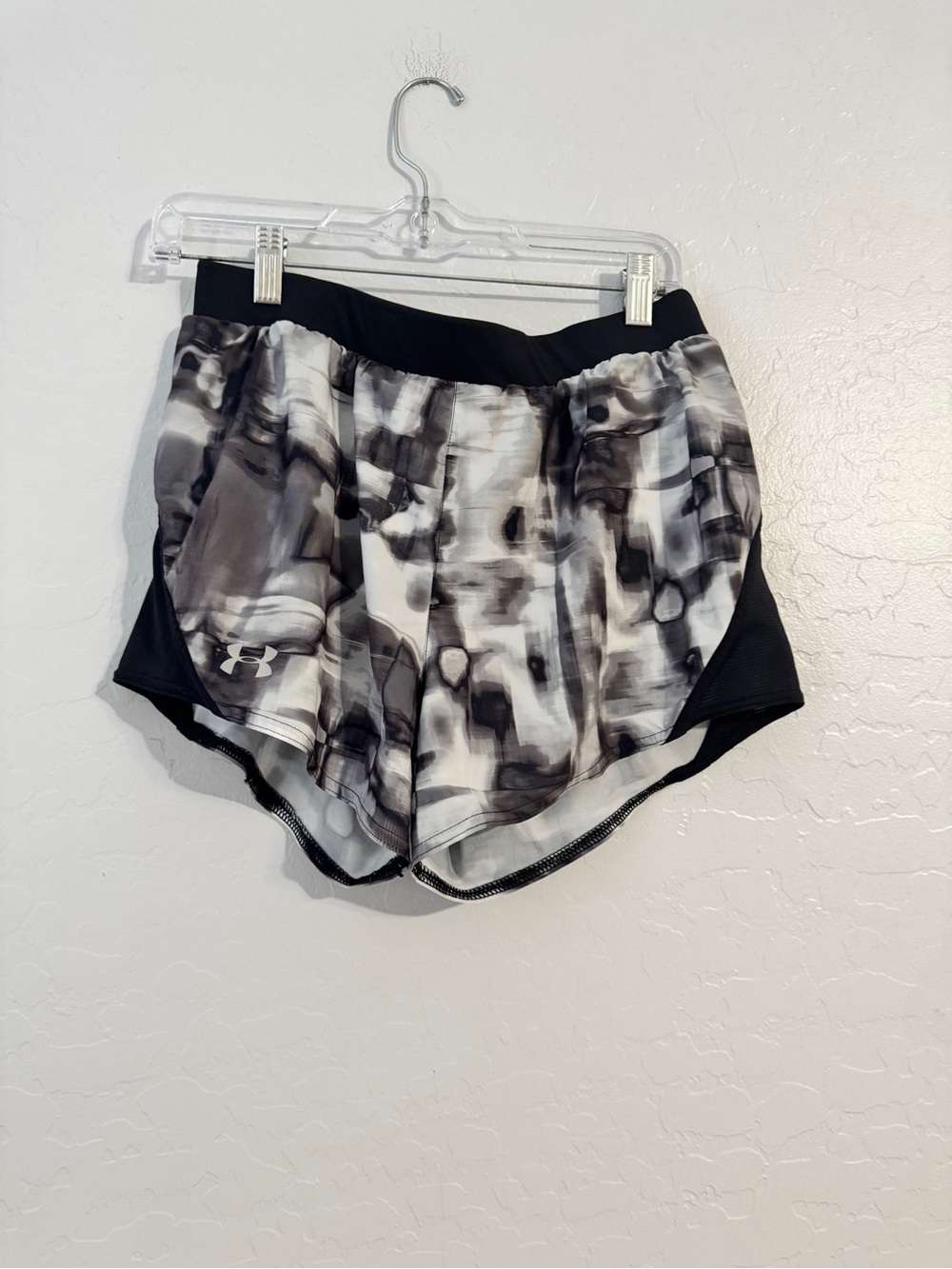 👖Under Armour HeatGear Women's Athletic Shorts Abstract Logo Black/Gray